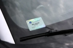 istekla registraciona nalepnica na vetrobranskom staklu