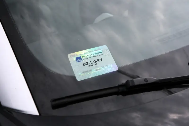 istekla registraciona nalepnica na vetrobranskom staklu